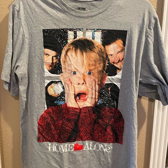 Home Alone Men’s Medium Shirt - Picture 9 of 10